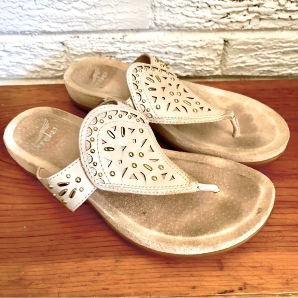 Dansko Leather Women’s Benita Flip Flop Sandals Ivory Full Grain Suede - Picture 3 of 7